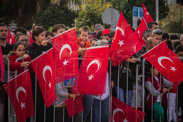 Quelles stratégies sont adoptées pour lutter contre la désinformation en ligne ?