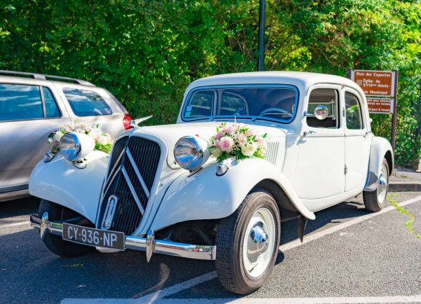 Décoration voiture mariage : fleurs inoubliables pour votre grand jour