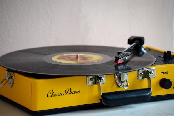 Découvrez tourne disque vintage, gramophone, enceinte et radio